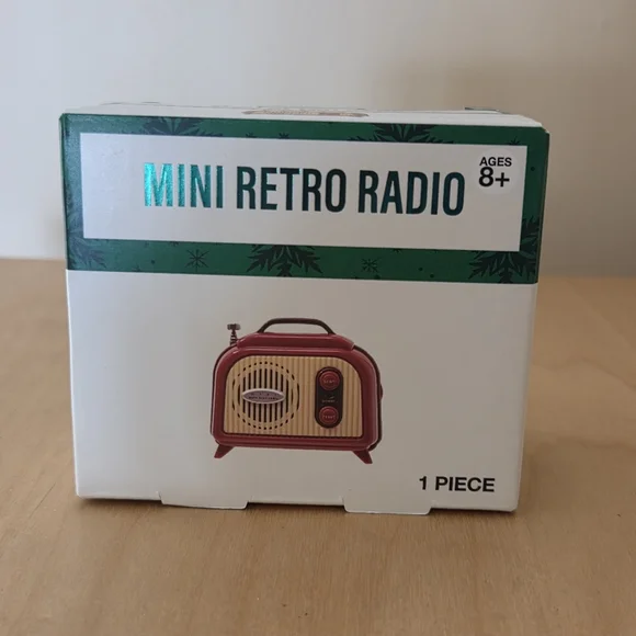 NWT Portable Mini Retro Radio - Picture 2 of 8